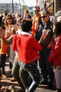 Natasia entertaint publiek