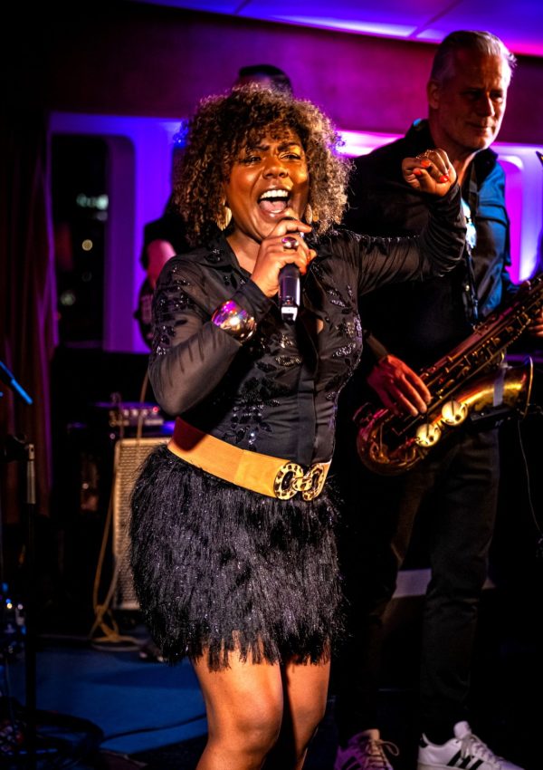 Soul zangeres Natasia op de ss Rotterdam met Sounds Funky
