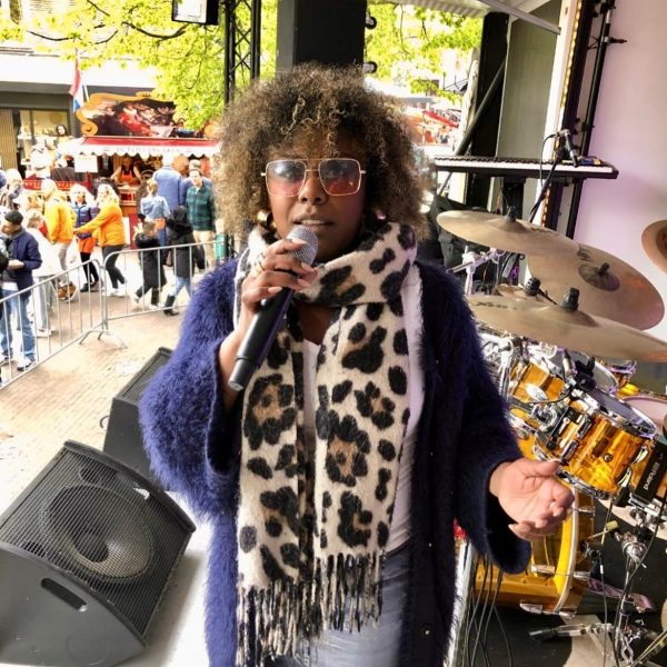 Soul zangeres Natasia tijdens Koningsdag in Huizen