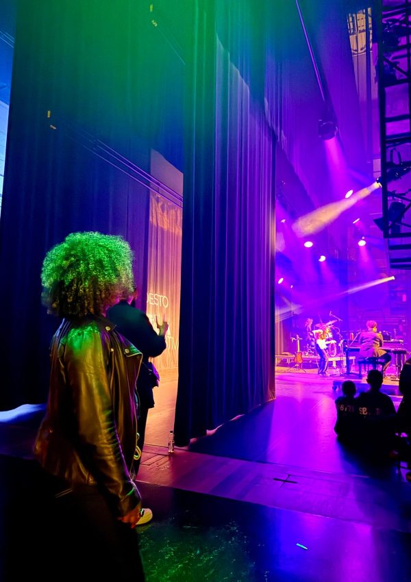 Soul zangeres Natasia tijdens Sea Bottom Festival met Sounds Funky
