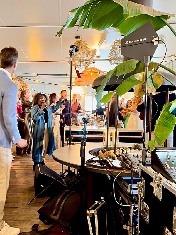 Soul zangeres Natasia op bruiloft Bergen aan Zee